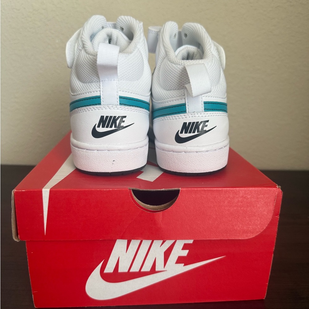Nike White and Blue Sneakers Classic Style - Picture 4 of 9